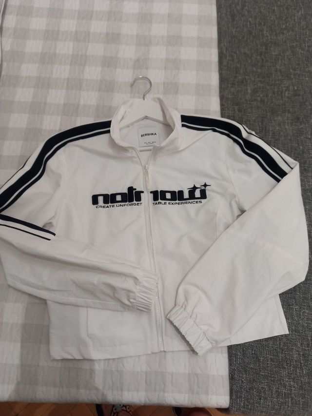 Cazadora Bershka blanca corta