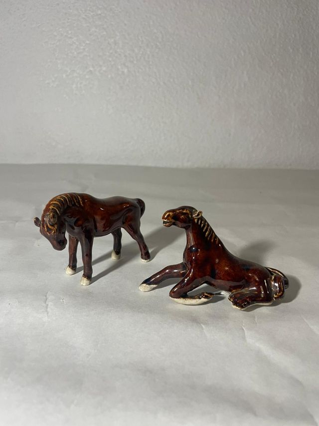 2 cavalli in porcellana in miniatura