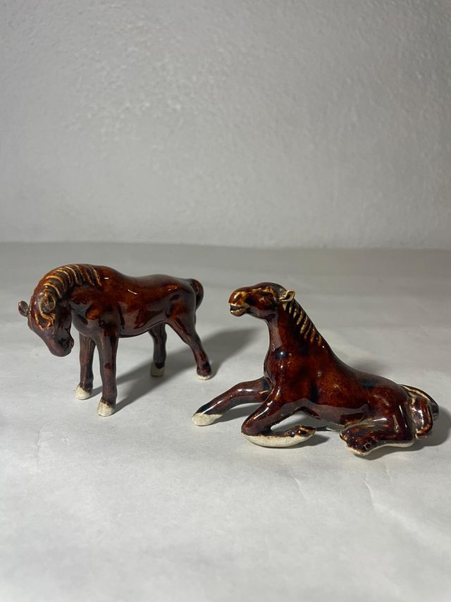 2 cavalos de porcelana em miniatura
