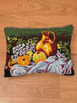 Cojín Petit Point: Frutas y Jarra hecho a mano