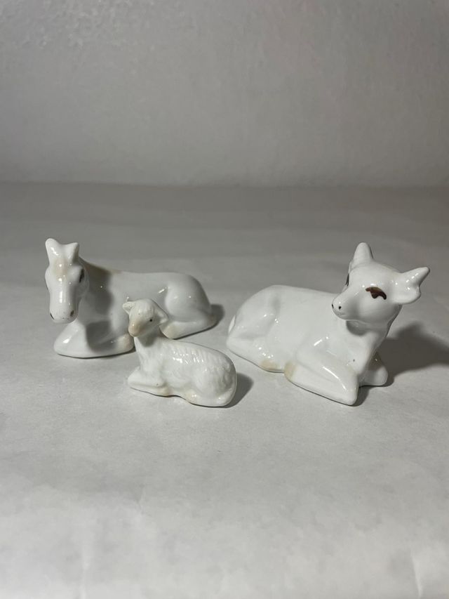 3 statuine da presepe in porcellana bianca