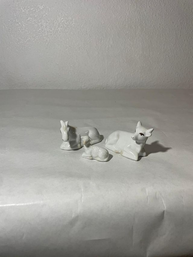 3 statuine da presepe in porcellana bianca