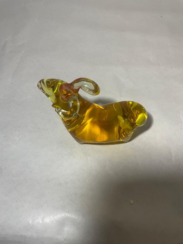 Figura di capra in vetro giallo