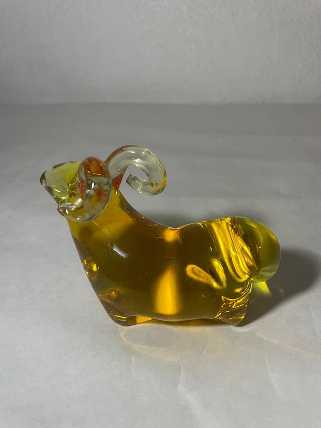 Figura di capra in vetro giallo