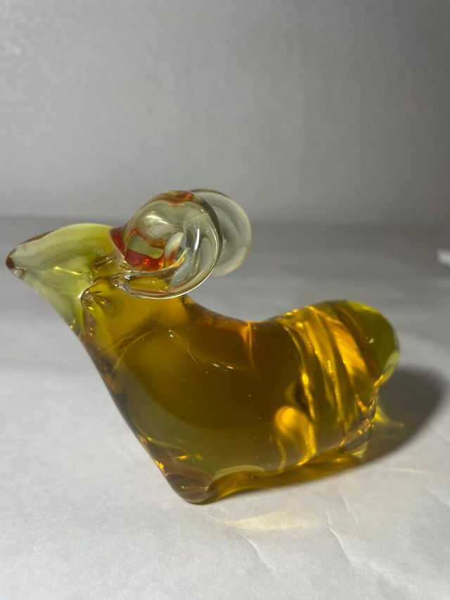 Figura de cabra de vidro amarelo