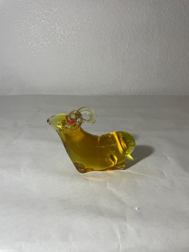 Figura di capra in vetro giallo