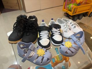 Calzature per bambini: stivali, scarpe da ginnastica, sandali