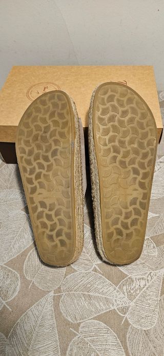 Sandalias planas beige de esparto