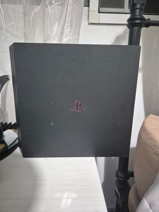 PS4 (PlayStation 4) 