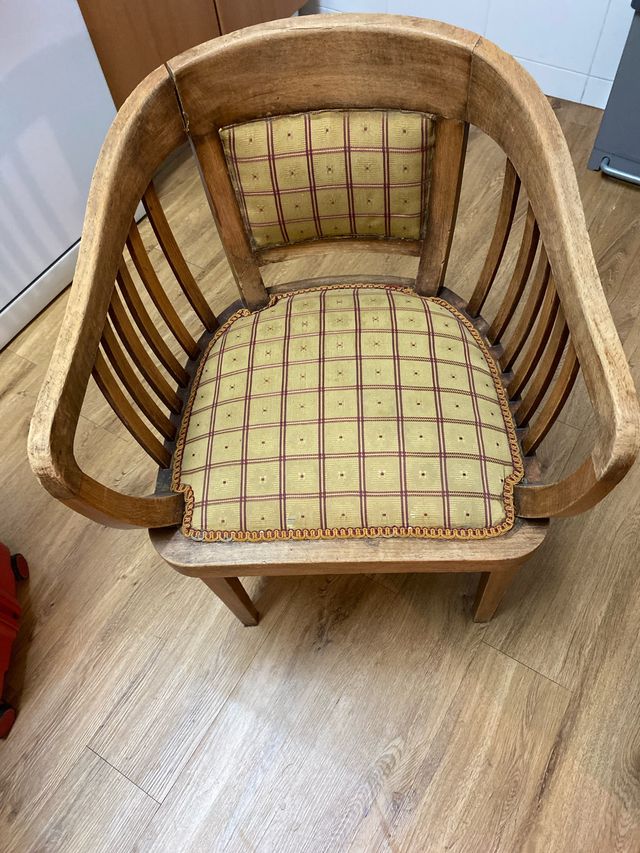 Silla antigua de madera