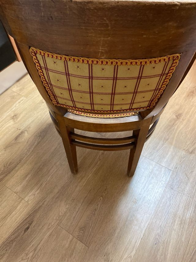 Silla antigua de madera