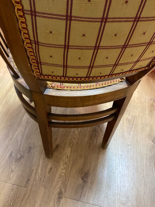 Silla antigua de madera