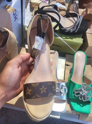 Tacones beige y marrón