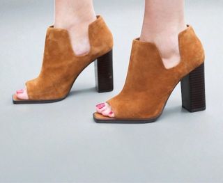 Botines de piel tacón con aberturas 