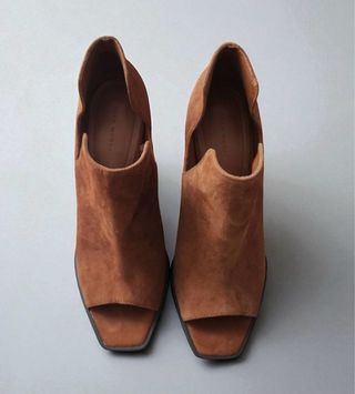 Botines de piel tacón con aberturas 