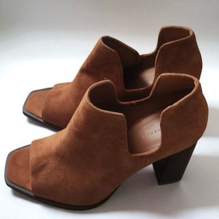 Botines de piel tacón con aberturas 