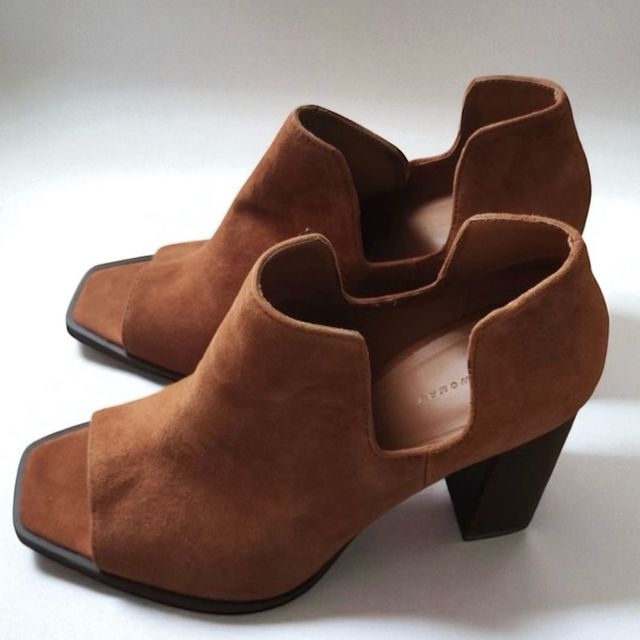 Botines de piel tacón con aberturas