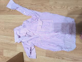 Camisa a rayas rosa y blanca