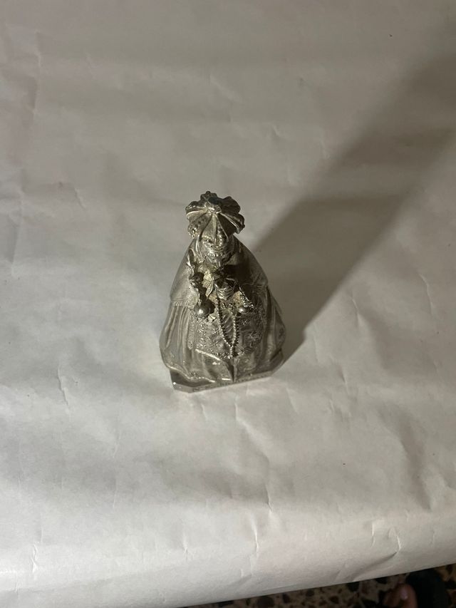 Figura della ragazza vergine in metallo argentato