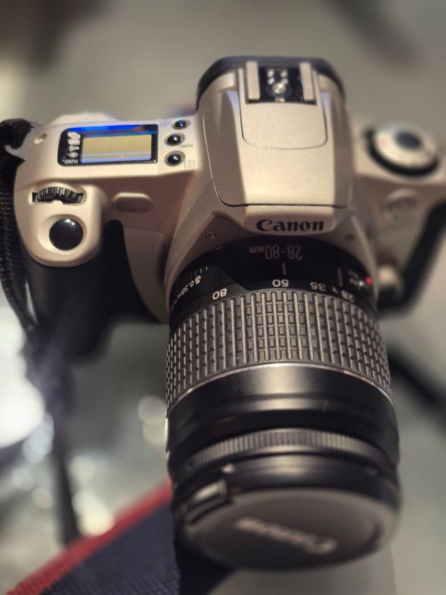 Cámara Canon EOS 300 + Objetivo.