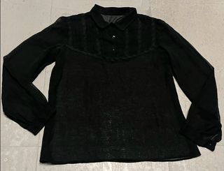 Blusa negra jaretas y puntilla verde