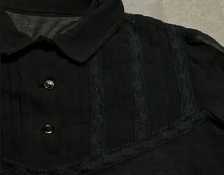 Blusa negra jaretas y puntilla verde