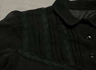 Blusa negra jaretas y puntilla verde