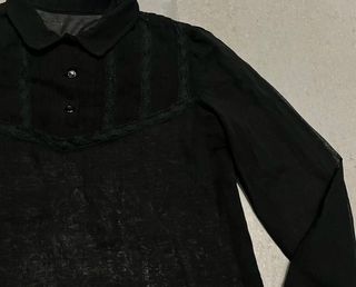 Blusa negra jaretas y puntilla verde