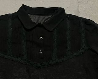 Blusa negra jaretas y puntilla verde