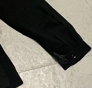 Blusa negra jaretas y puntilla verde