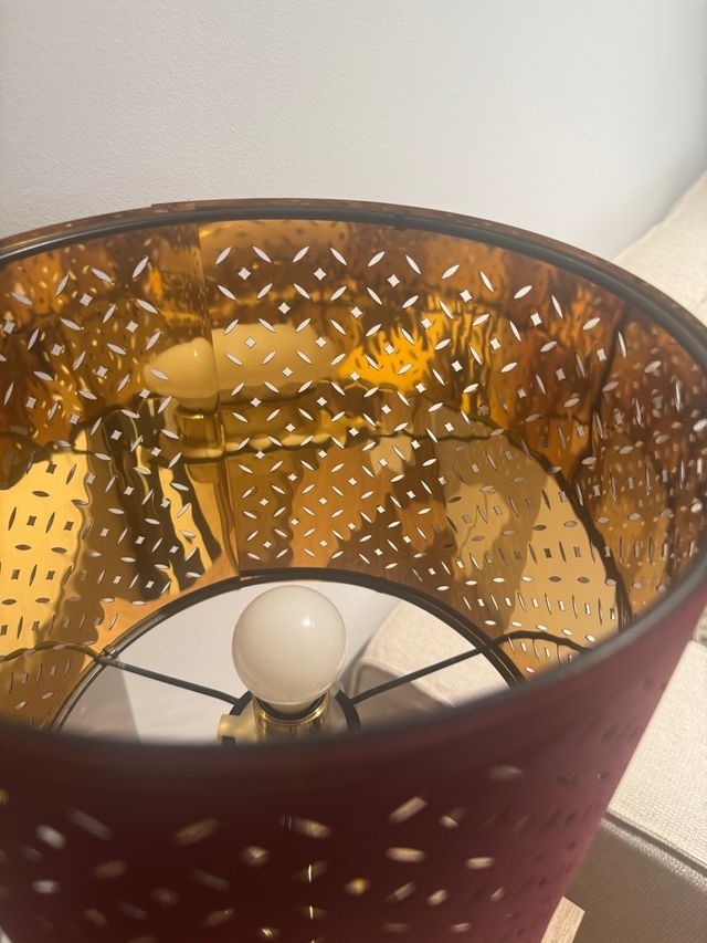 Lámpara Ikea dorada y burdeos, da una luz cálida 