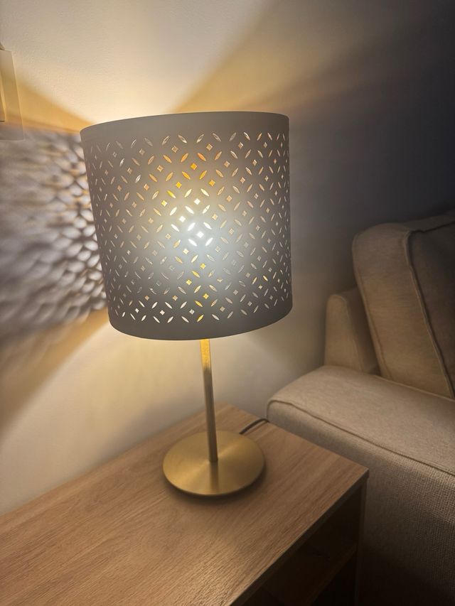 Lámpara Ikea dorada y burdeos, da una luz cálida 