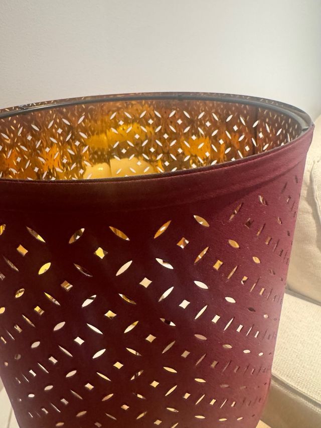 Lámpara Ikea dorada y burdeos, da una luz cálida 