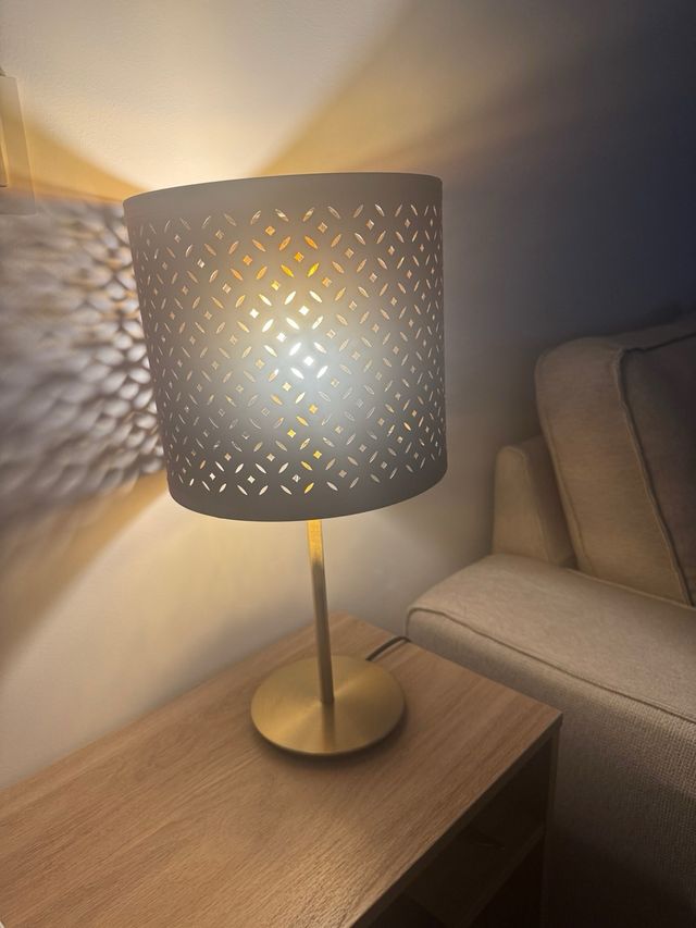 Lámpara Ikea dorada y burdeos, da una luz cálida 