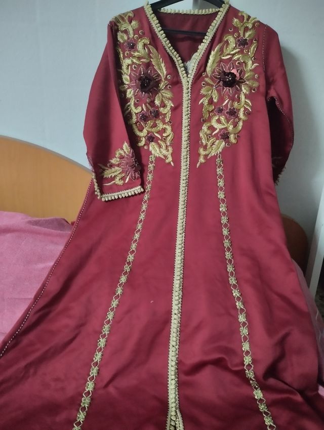 Vestido marroquí rojo y dorado.
