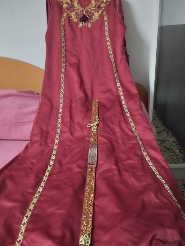 Vestido marroquí rojo y dorado.