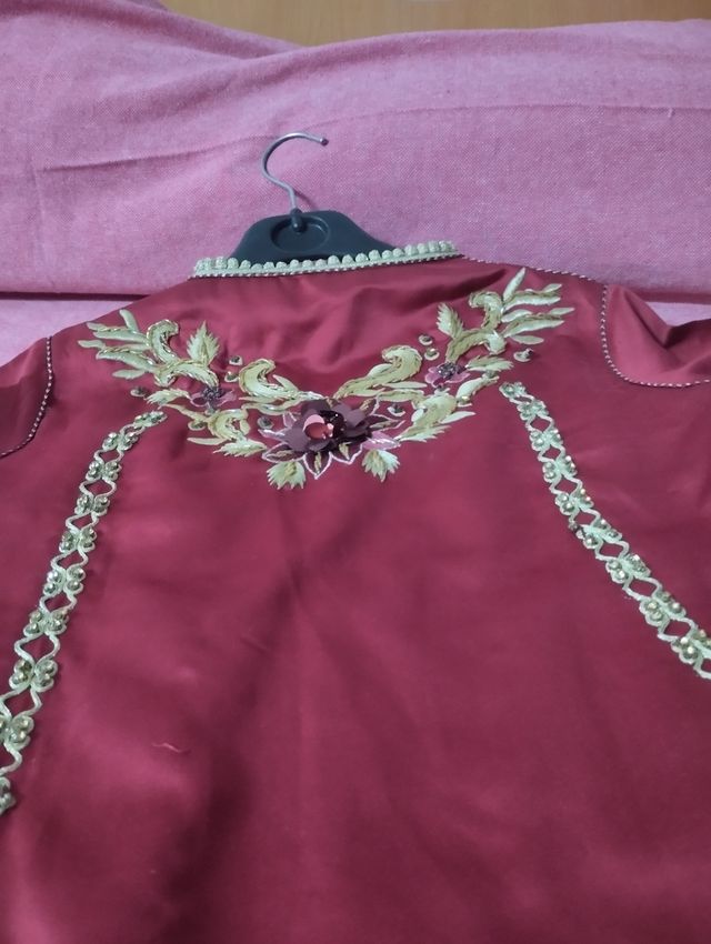 Vestido marroquí rojo y dorado.