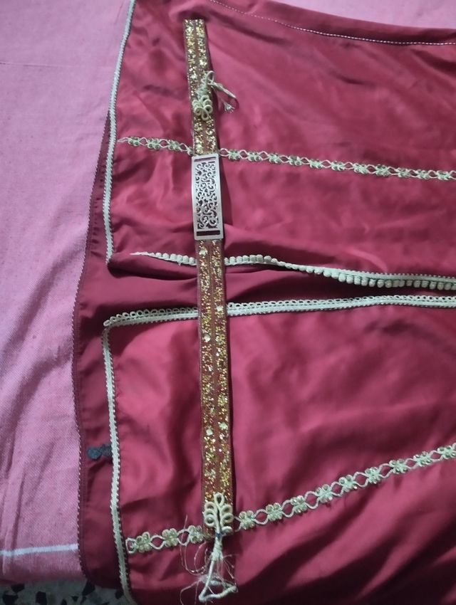 Vestido marroquí rojo y dorado.