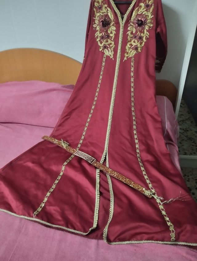 Vestido marroquí rojo y dorado.