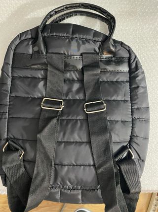 Mochila acolchada negra nueva 