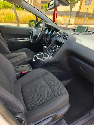 Peugeot 5008 2014