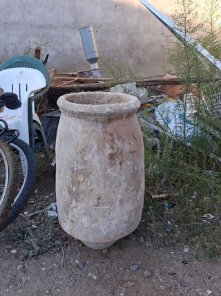 Tinaja antigua de barro