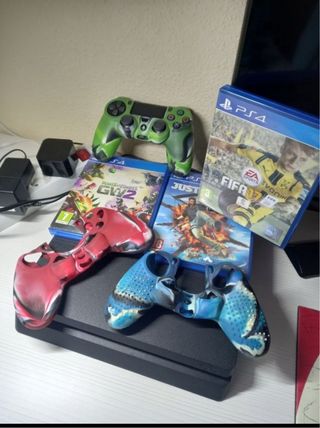 PS4 (PlayStation 4) negra