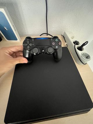 PS4 (PlayStation 4) negra