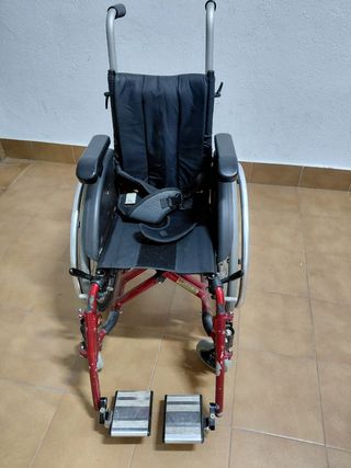 Silla de ruedas pediátrica.