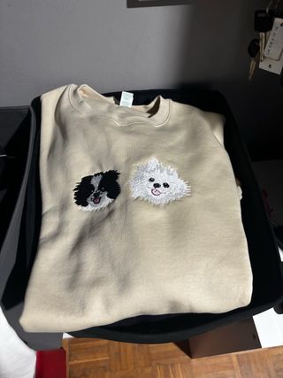 Sudadera beige perros bordada