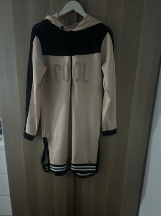 Vestido Guess capucha beige-negro