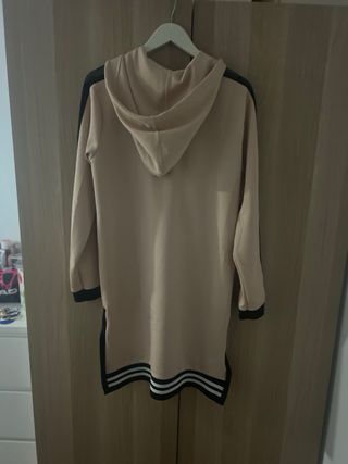 Vestido Guess capucha beige-negro
