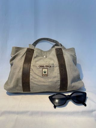 Bolso bandolera de tela beige y cuero marrón