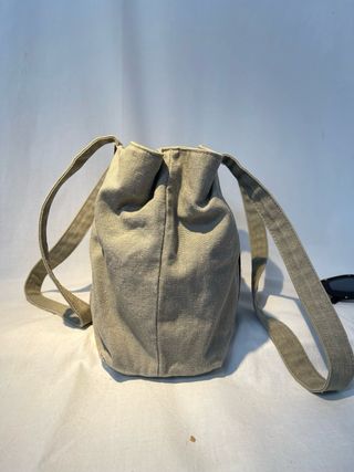 Bolso bandolera de tela beige y cuero marrón